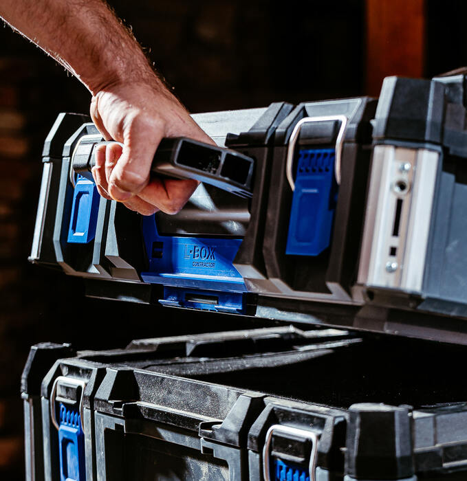 Patented one-hand mechanism